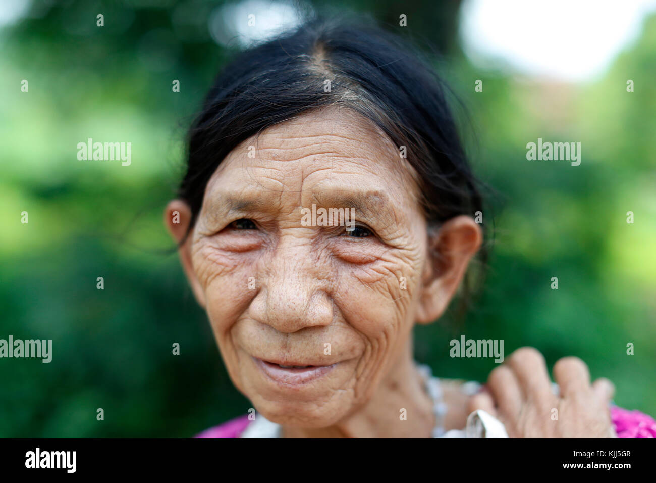 Bahnar (Ba Na) ethnische Gruppe. Porträt der alten Frau. Kon Tum. Vietnam. Stockfoto
