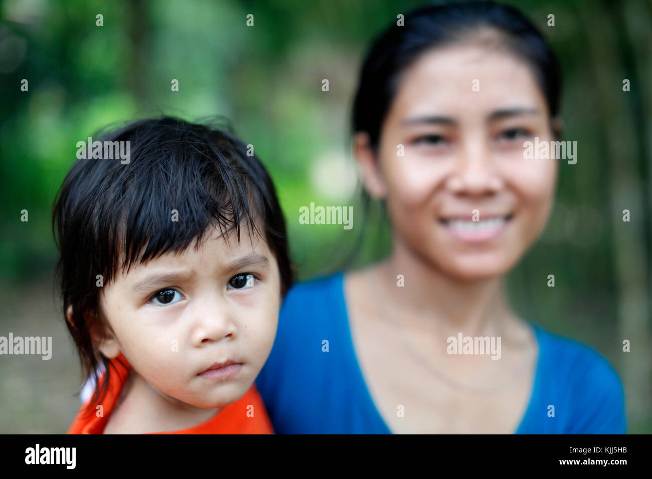 Bahnar (Ba Na) ethnische Gruppe. Junges Mädchen und ihre Mutter. Kon Tum. Vietnam. Stockfoto