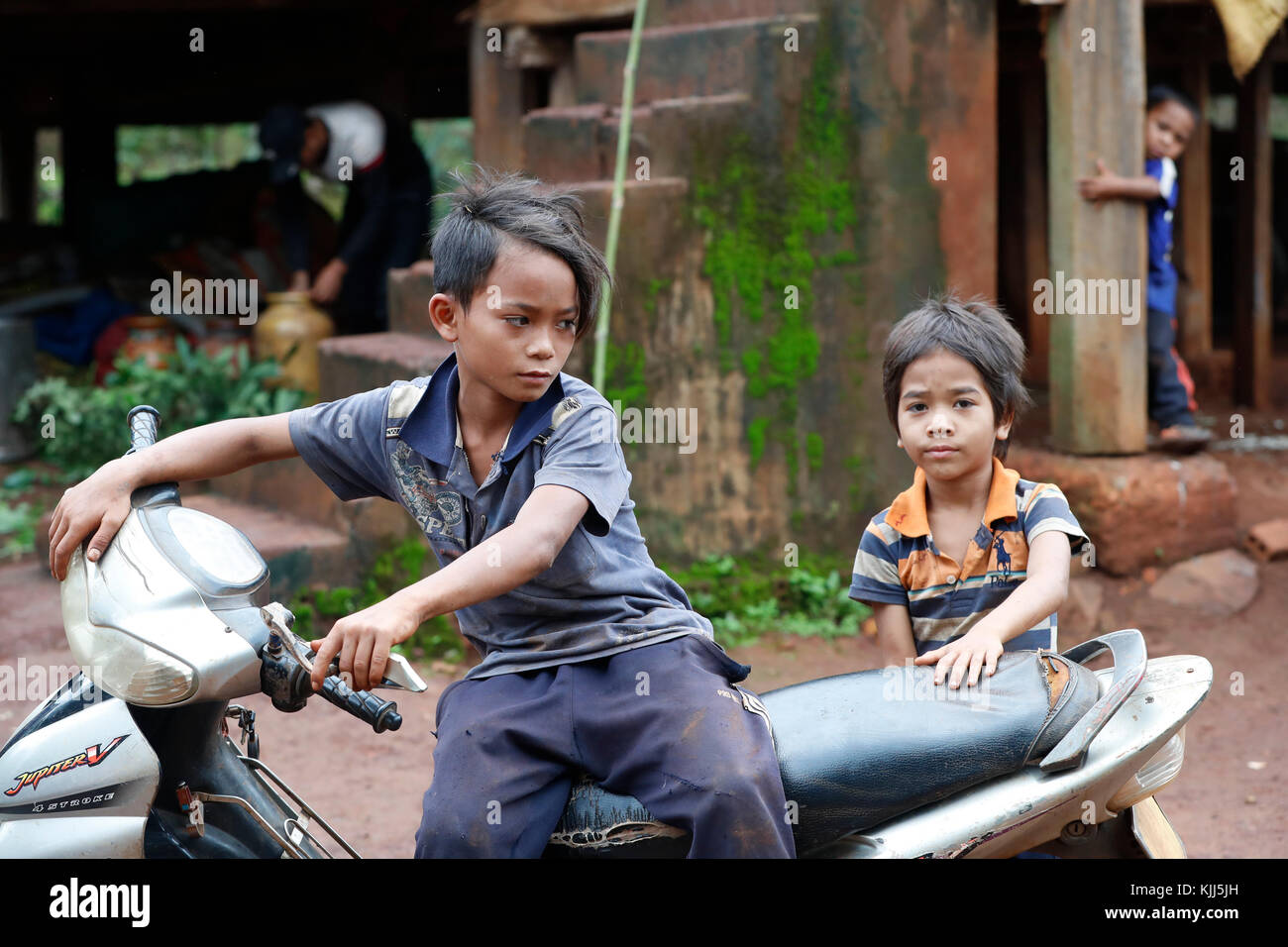 Jarai (Gia Rai) ethnische Gruppe. Kinder auf dem Motorrad. Kon Tum. Vietnam. Stockfoto