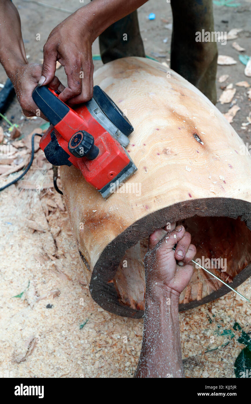 Bahnar (Ba Na) ethnische Gruppe. Handwerker buiilding Holz Snare Drum. Kon Tum. Vietnam. Stockfoto