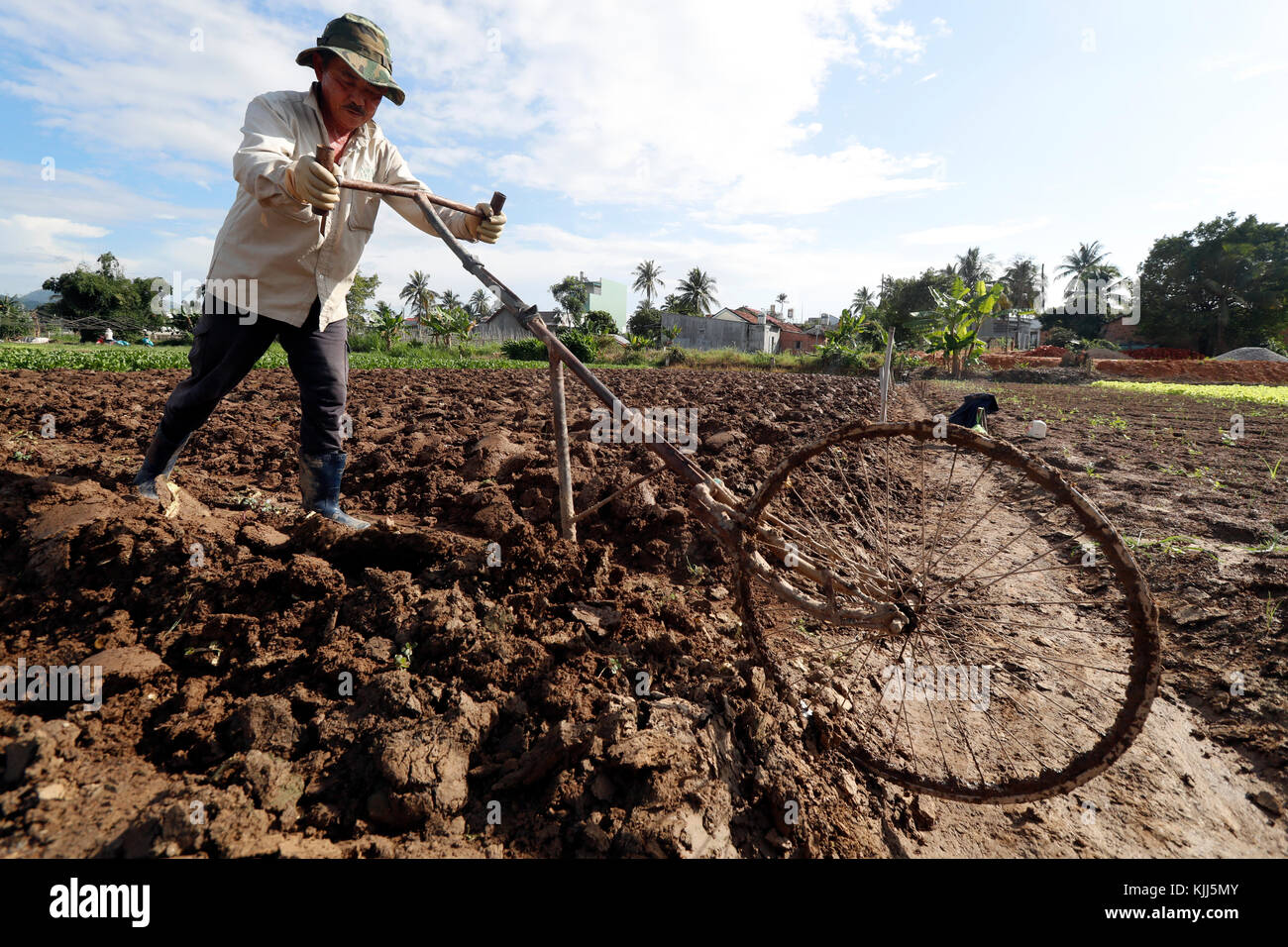 Der Agrarwirtschaft. Landwirtschaft Feld. Bauer bei der Arbeit. Am Pflug. Kon Tum. Vietnam. Stockfoto