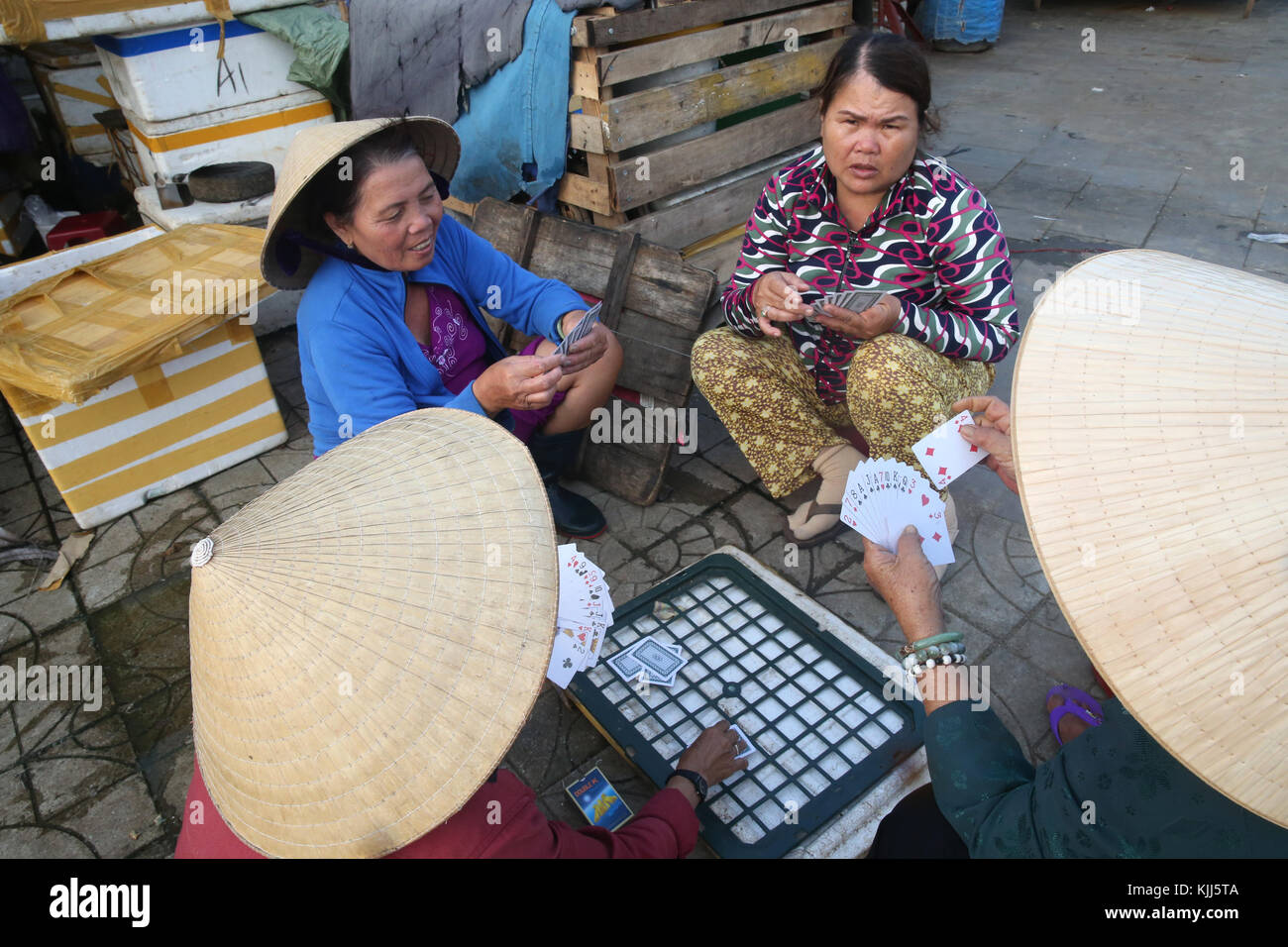 Frauen Spielkarten in der Straße. Hoi An. Vietnam. Stockfoto