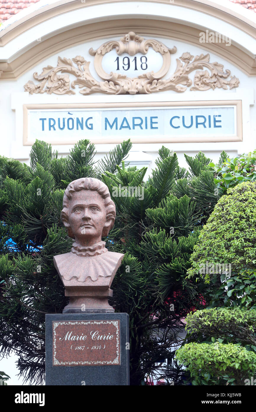 Marie-curie-Gymnasium und die Statue. Ho Chi Minh City. Vietnam. Stockfoto