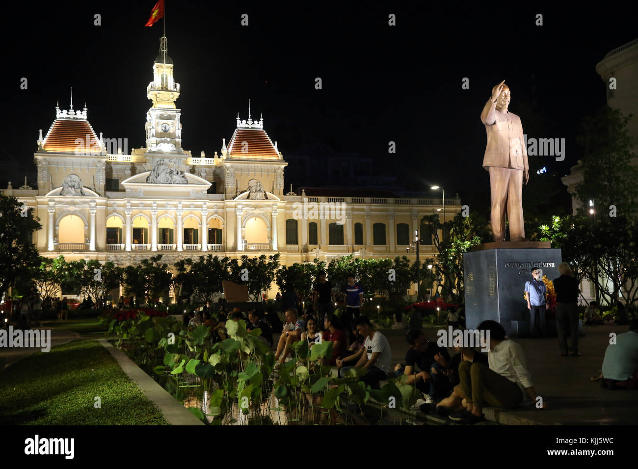 Koloniale Architektur. Ho Chi Minh Statue und Rathaus bei Nacht. Ho Chi Minh City. Vietnam. Stockfoto
