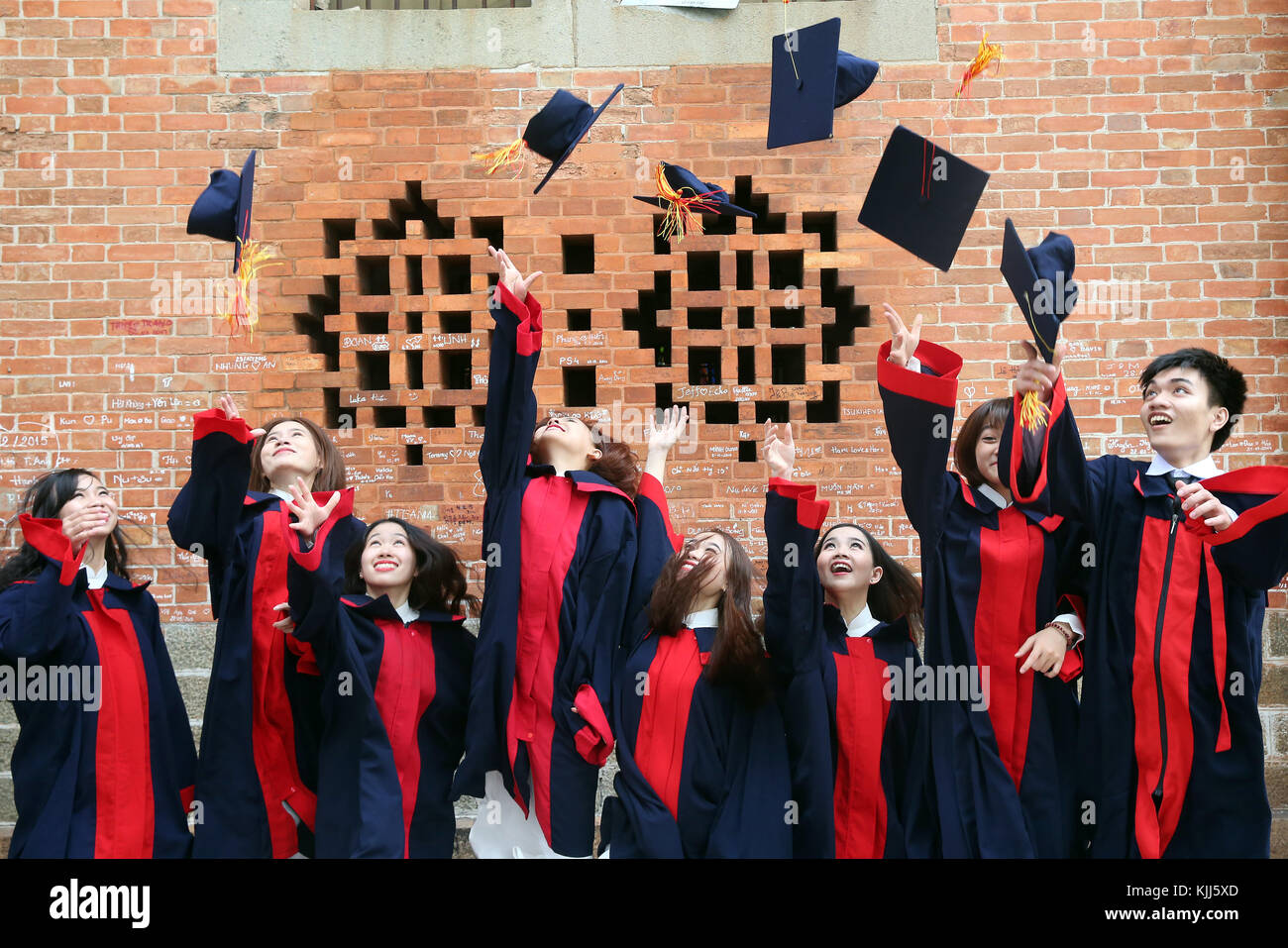 Gruppe von jungen asiatischen Studenten tragen Cap und Kleid. Ho Chi Minh City. Vietnam. Stockfoto