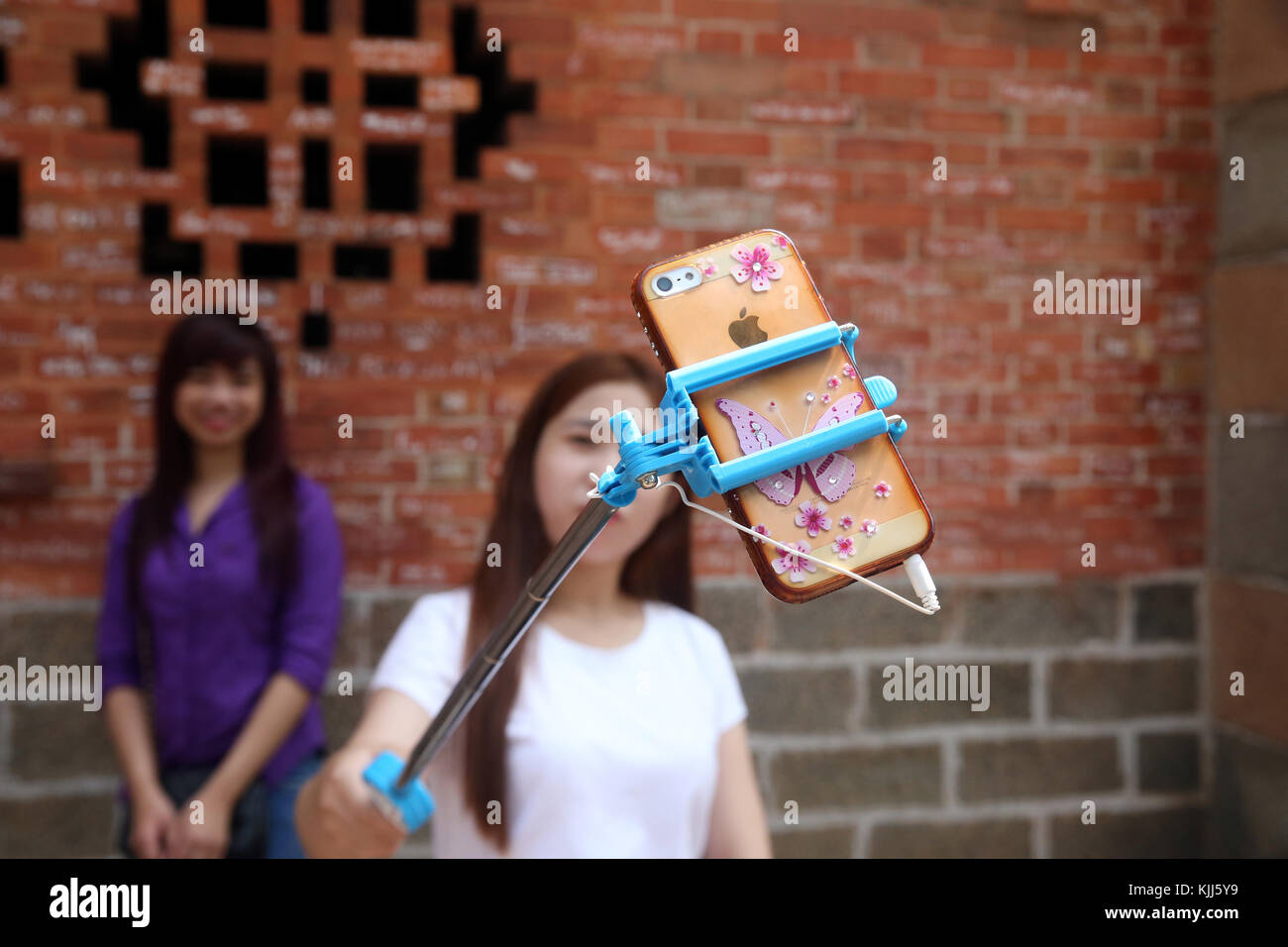 Junge vietnamesische Mädchen eine selfie in der Straße. Ho Chi Minh City. Vietnam. Stockfoto