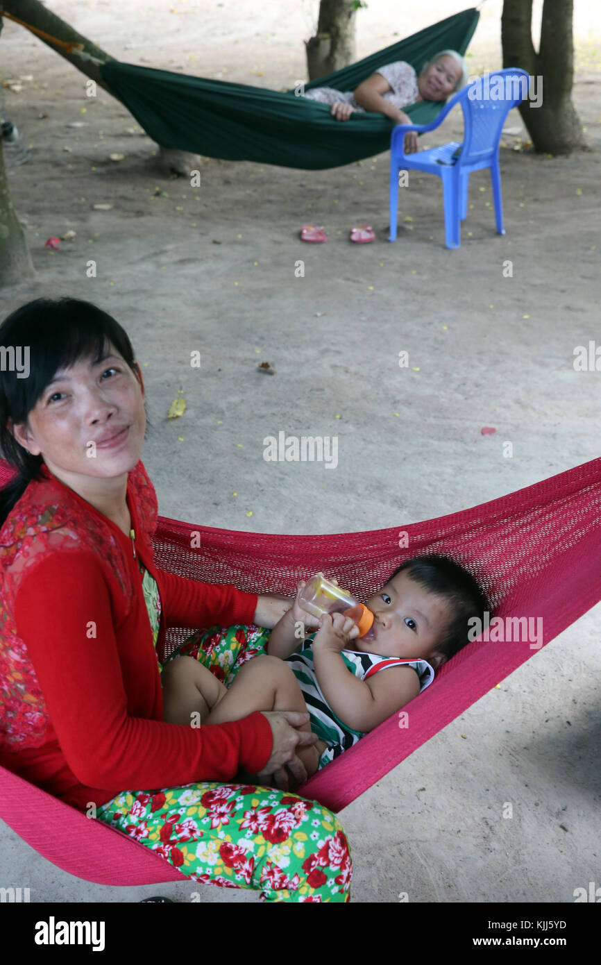Mutter und Kind Entspannen in der Hängematte. Thay Ninh. Vietnam. Stockfoto