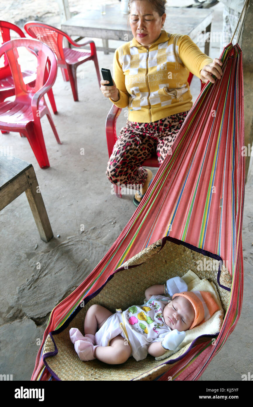 Mutter mit Baby schlafen in der Hängematte. Thay Ninh. Vietnam. Stockfoto