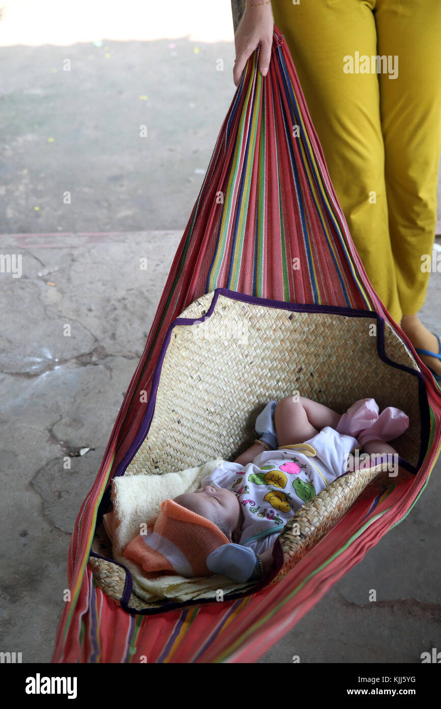 Mutter mit Baby schlafen in der Hängematte. Thay Ninh. Vietnam. Stockfoto