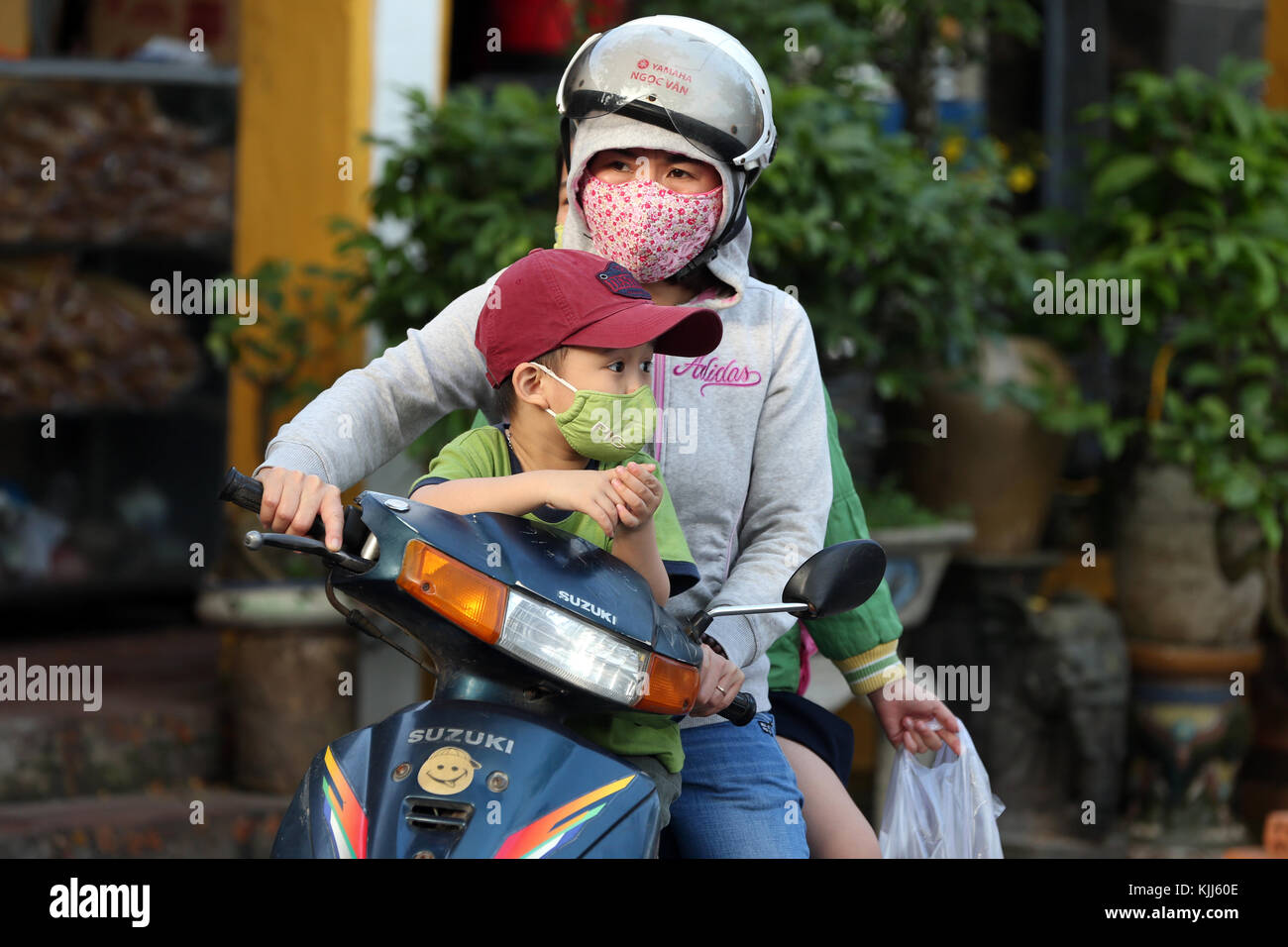 Frau mit Sohn Fahren eines Rollers. Hoi An. Vietnam. Stockfoto