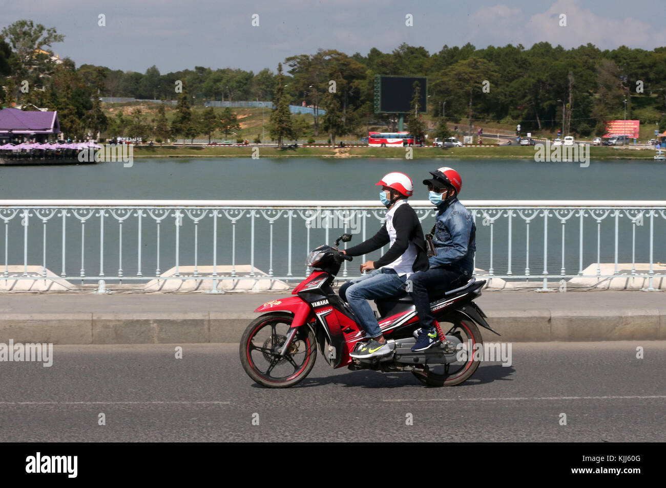 Jungen asiatischen Paar reiten Motorrad. Dalat. Vietnam. Stockfoto