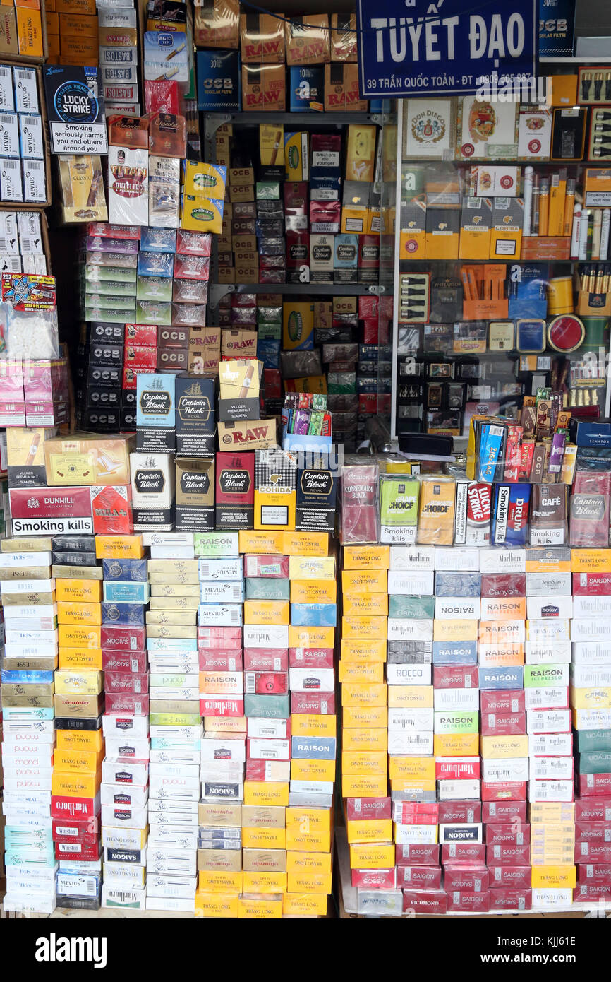 Zigaretten und Tabak für den Verkauf. Ho Chi Minh City. Vietnam. Stockfoto
