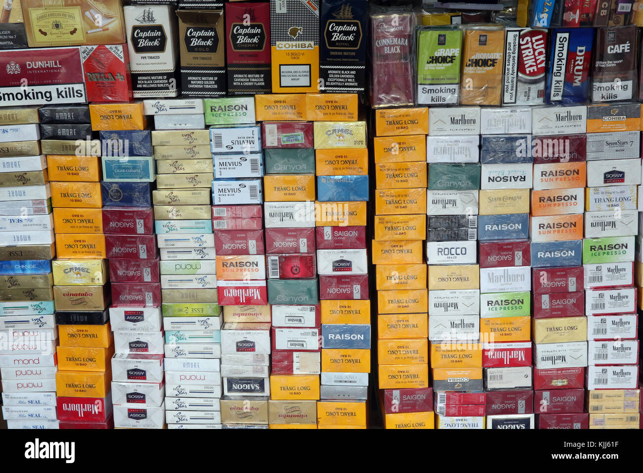 Zigaretten und Tabak für den Verkauf. Ho Chi Minh City. Vietnam. Stockfoto
