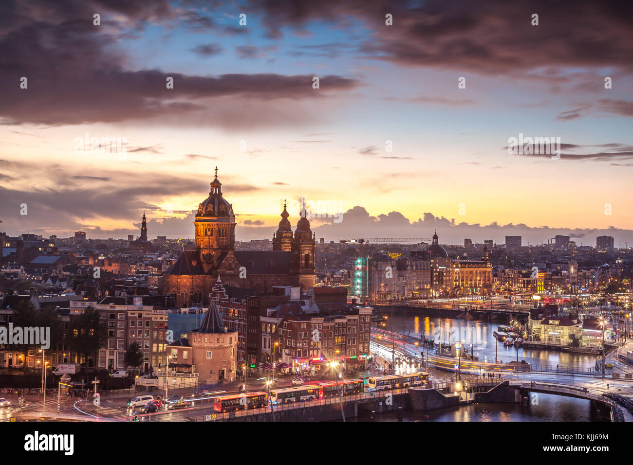 Amsterdam Panorama der Altstadt vor der majestätischen Basilika des Heiligen Nikolaus Stockfoto
