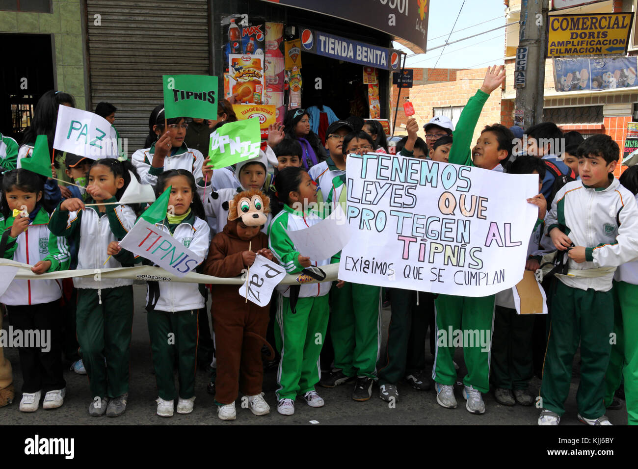 Schüler begrüssen die VIII März in Verteidigung der TIPNIS (die linke Trinidad am 15. August 2011), wie es in La Paz, Bolivien kommt Stockfoto