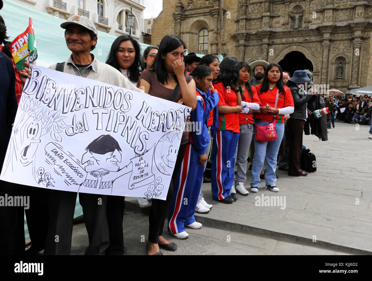 Die Menschen warten außerhalb von San Francisco Kirche die VIII März in Verteidigung der TIPNIS begrüßen zu dürfen, wie es in La Paz, Bolivien kommt Stockfoto
