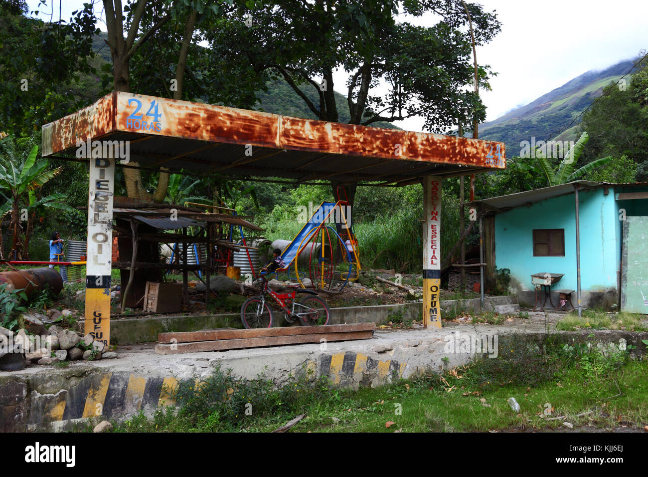 Verlassene Tankstelle in Yolosa in der Nähe von Coroico, Provinz Nord-Yungas, Bolivien Stockfoto