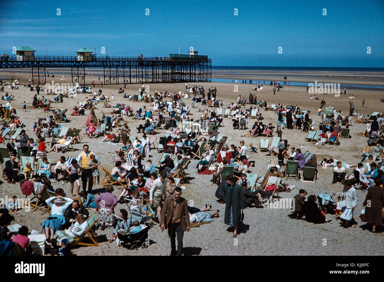 1958 Blick auf den Strand bei Rhyl in Nord Wales, Menschen, die ihren Urlaub oder Urlaub genießen. Stockfoto