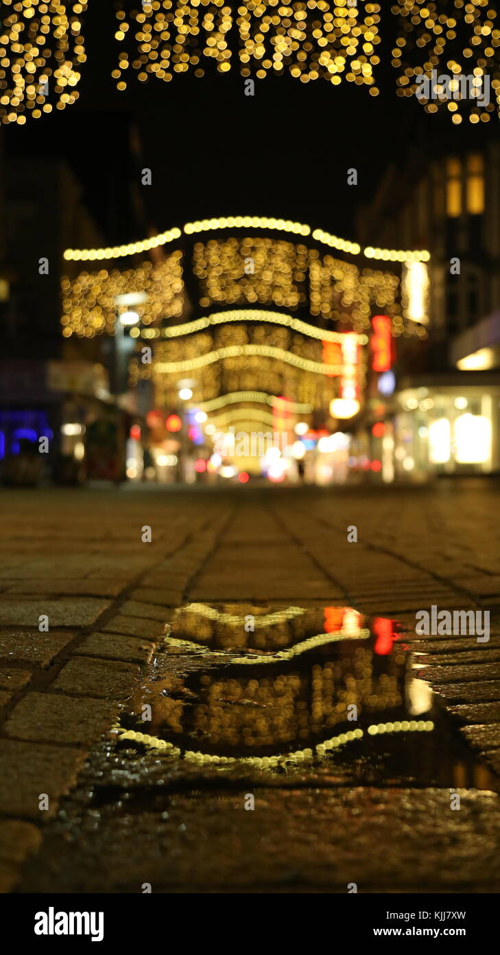 Bokeh und Reflexion über Nacht Stockfoto