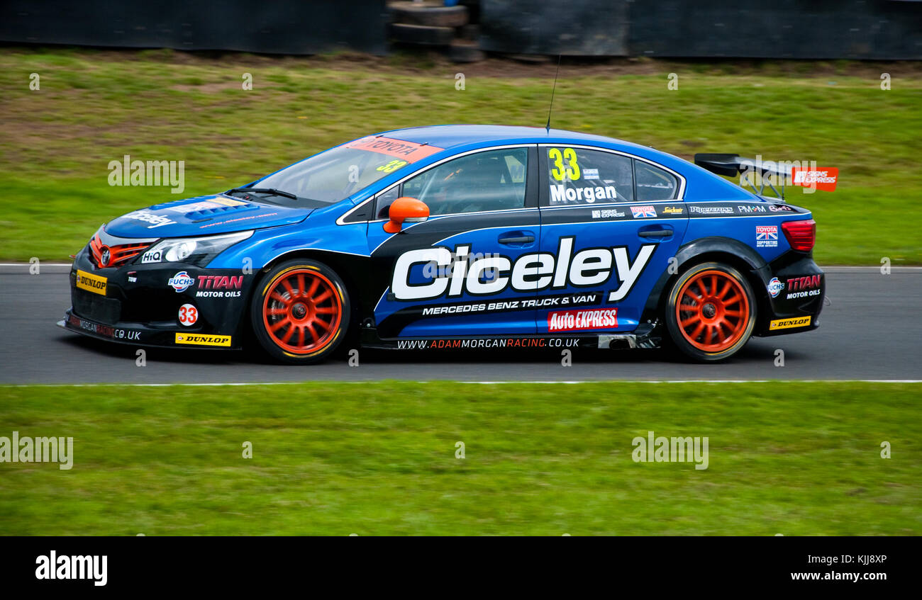 Ein Toyota Avensis nimmt an den British Touring Car Championships auf der Knockhill Rennstrecke in Schottland Teil. Stockfoto
