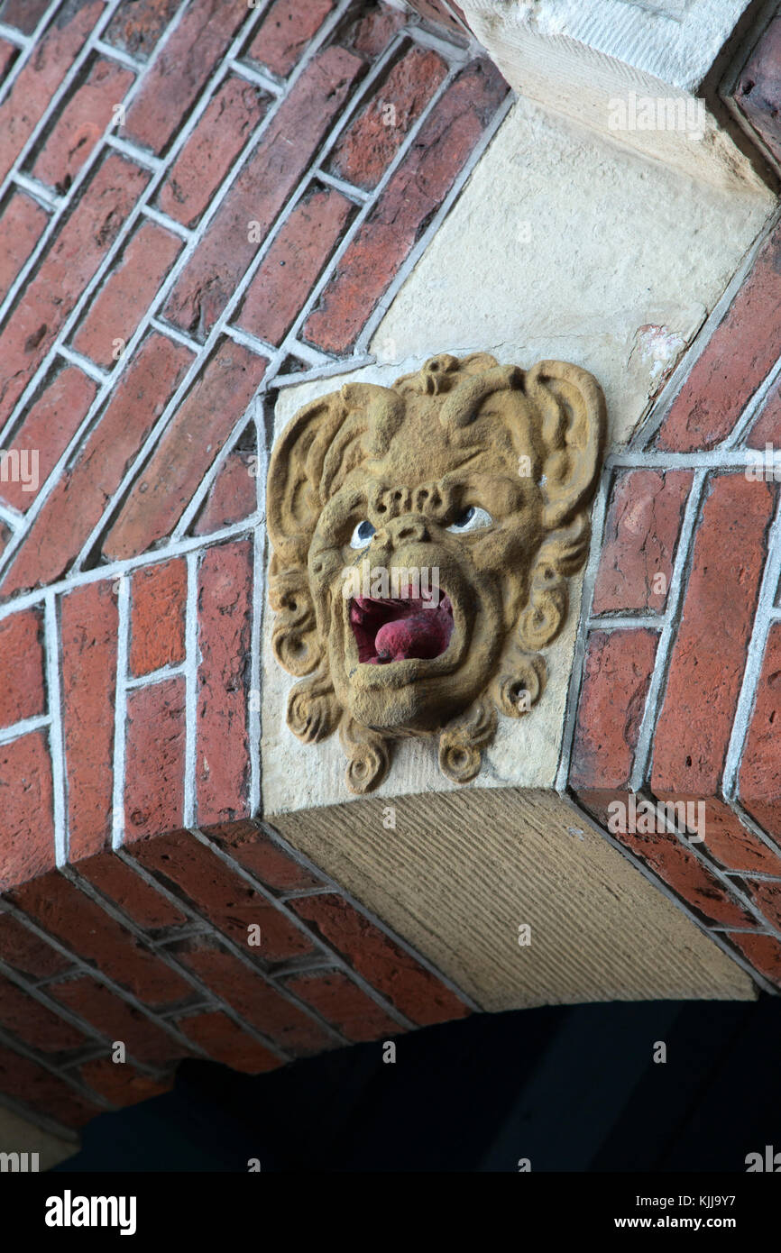 Lion Emblem auf einer gemauerten Torbogen in Groningen, Niederlande. Die Fassade führt zu den prinsenhof Hotel. Stockfoto