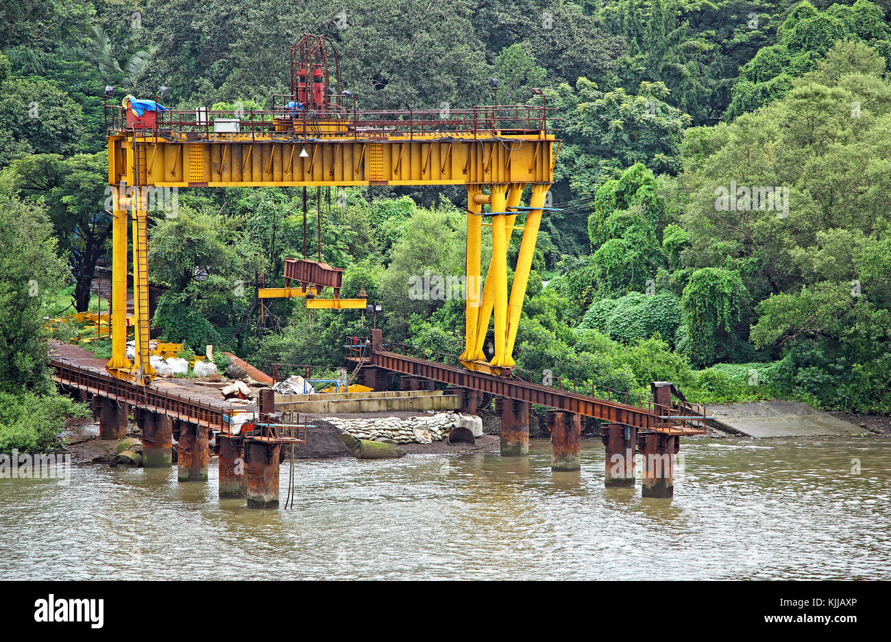 Nahaufnahme von laderampe mit Portalkran für die Verladung von schweren Bauteilen und Segmente auf Lastkähne für den Bau der Brücke über den Fluss Mandovi, Goa Stockfoto