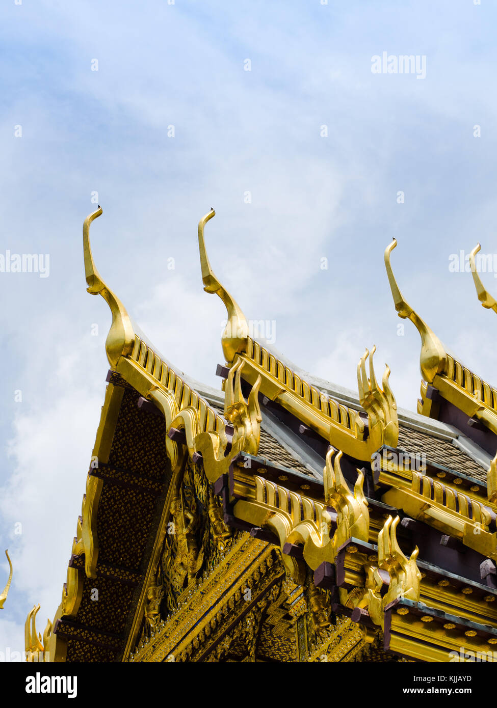 Eine Reihe von Naga-Schlange-stilisierten Skulpturen schmückt die Pinnacles dieses Tempels innerhalb des Königlichen Palastkomplexes in Bangkok, Thailand. Stockfoto