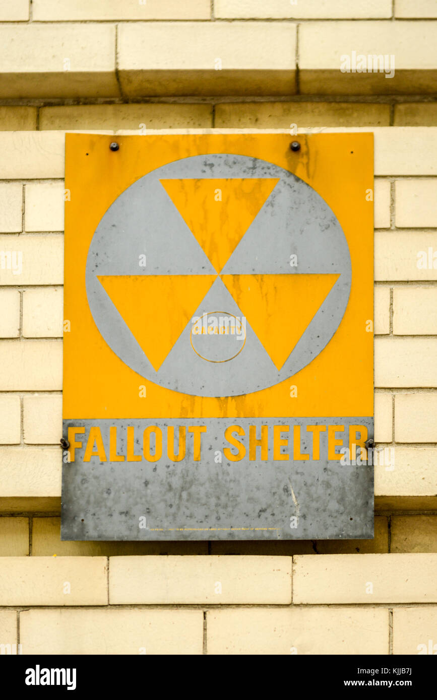 Atomic nuklearen Fallout shelter mit Strahlung Symbol auf eine Wand. Stockfoto