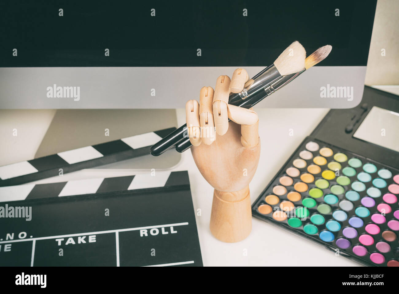 Make-up-artist Arbeitsplatz mit Make-up Palette mit Bürsten, Tastatur, Monitor, Schindeln Stockfoto