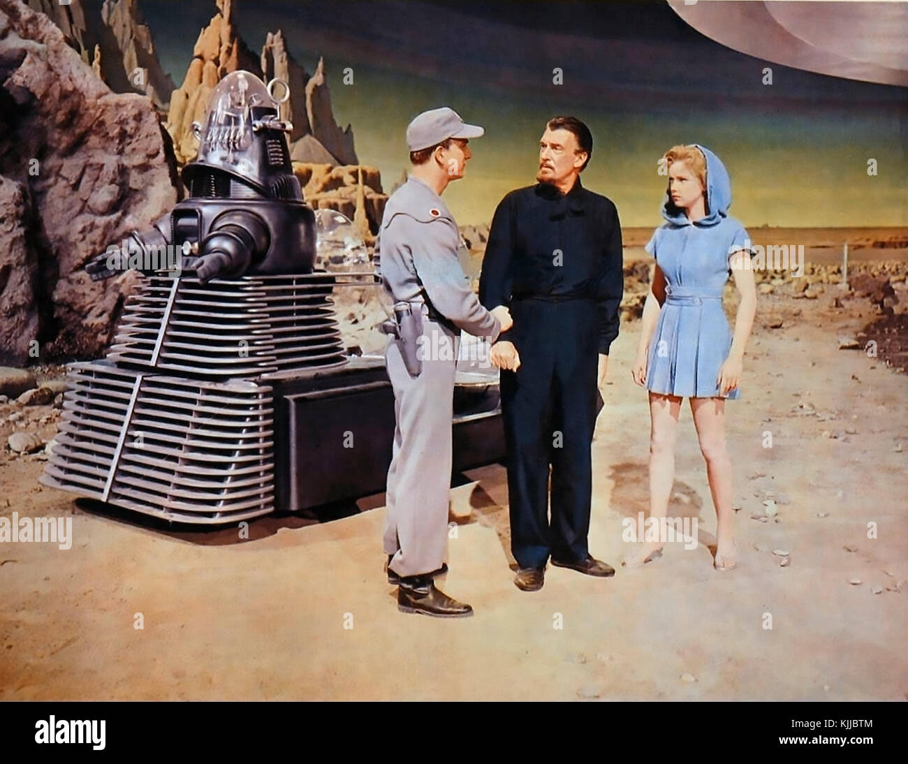 Verbotener PLANET 1956 MGM Science-Fiction-Film mit von links: Robby the Robot, Leslie Nielsen, Walter Pigeon, Anne Leslie Stockfoto