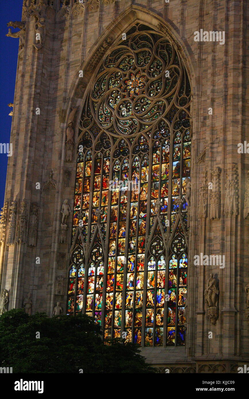 Das Fenster der Kuppel in Mailand, Italien, Lichter in der Nacht. Stockfoto