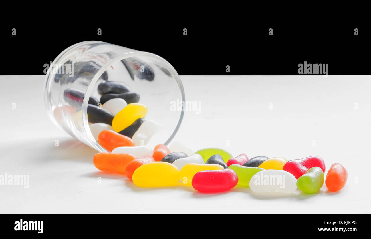 Tabelle Bild oben von Jelly Beans Kaskadierung von Glas container. Stockfoto