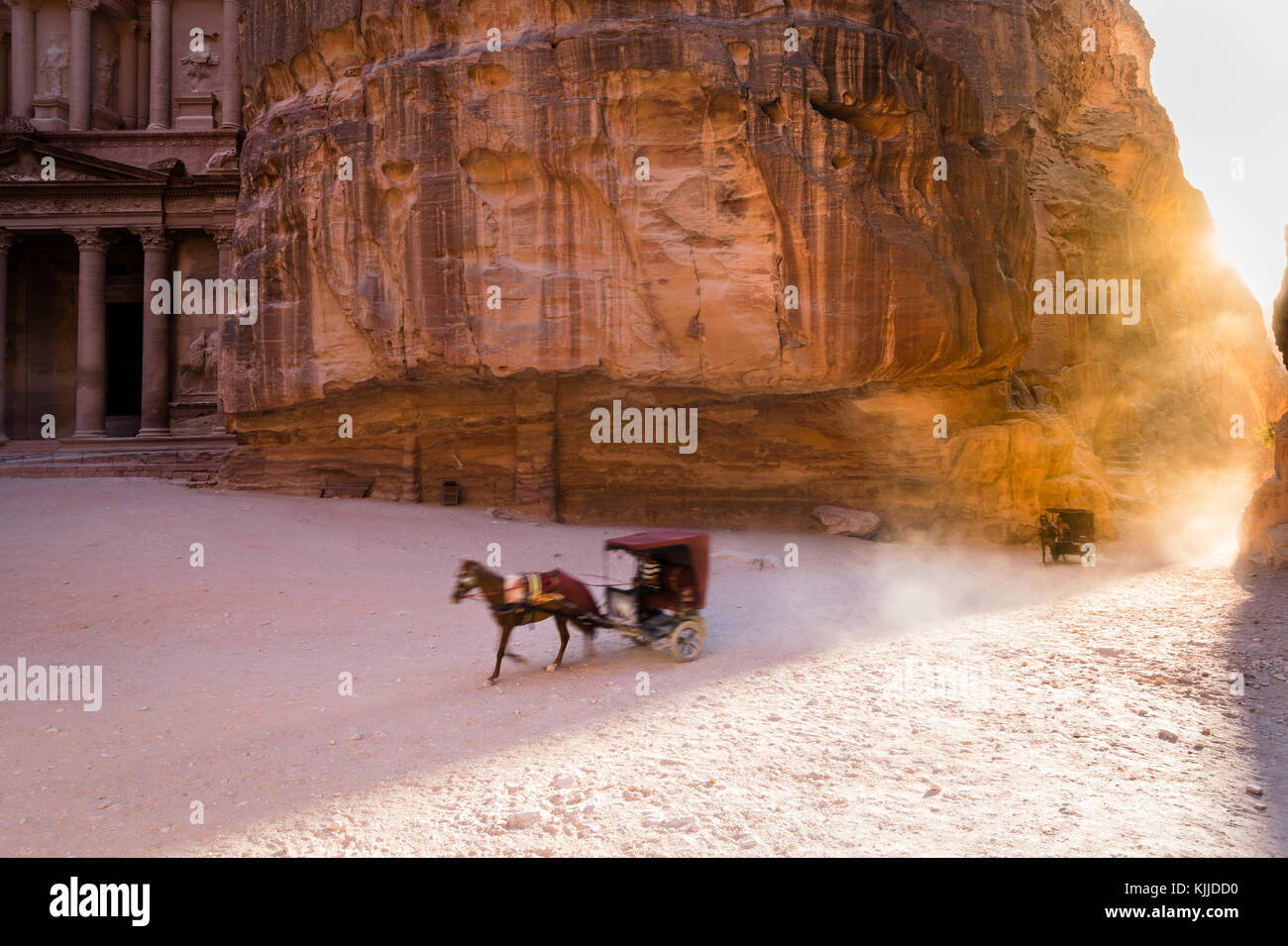 Touristenpferd im Siq (Korridor), vor dem berühmten Wahrzeichen Al Khazneh (Schatzkammer), in der Welterbestästätte Petra, Jordanien. Stockfoto