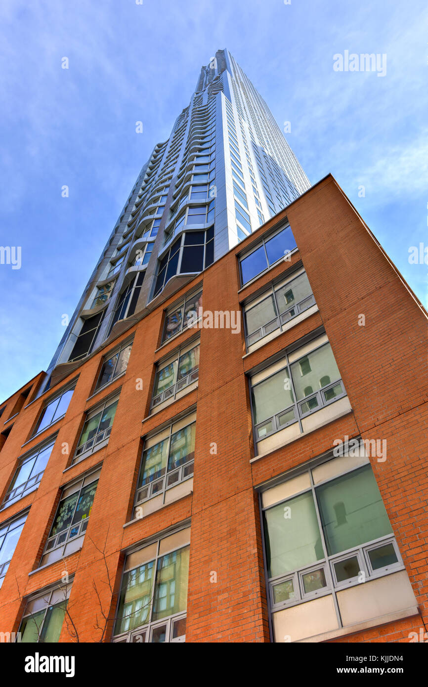 New York City - 22. Februar 2015: Frank Gehry Beekman Tower, bei 8 Spruce Street, die Luxus Apartments in New York, New York. Stockfoto