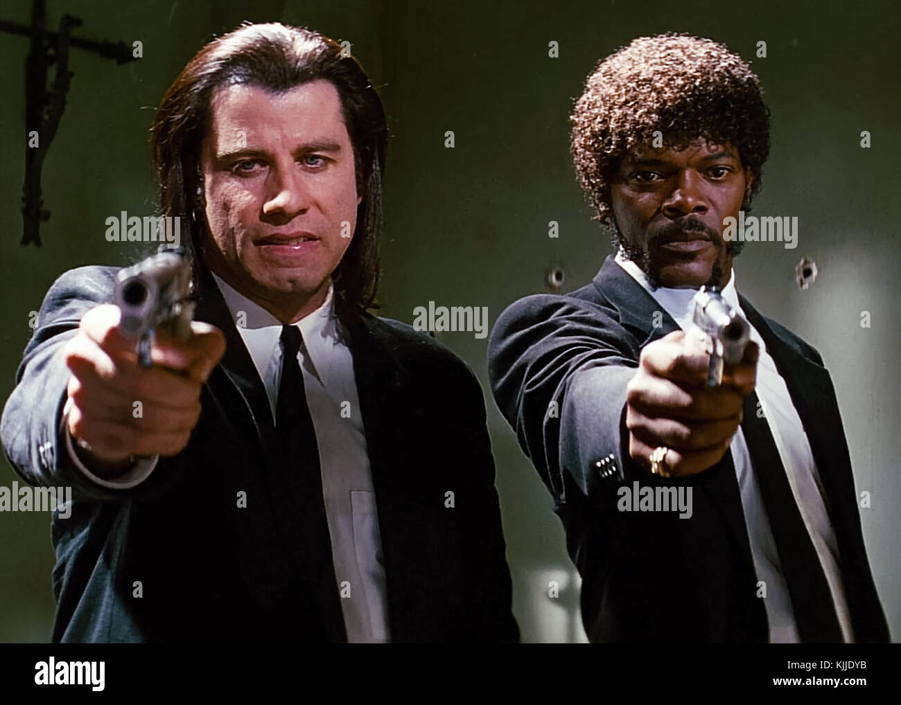 Samuel L. Jackson und John Travolta als mob Erfolg Männer Jules Winnfield und Vincent Vega in Pulp Fiction (1994) unter der Regie von Quentin Tarantino. Stockfoto