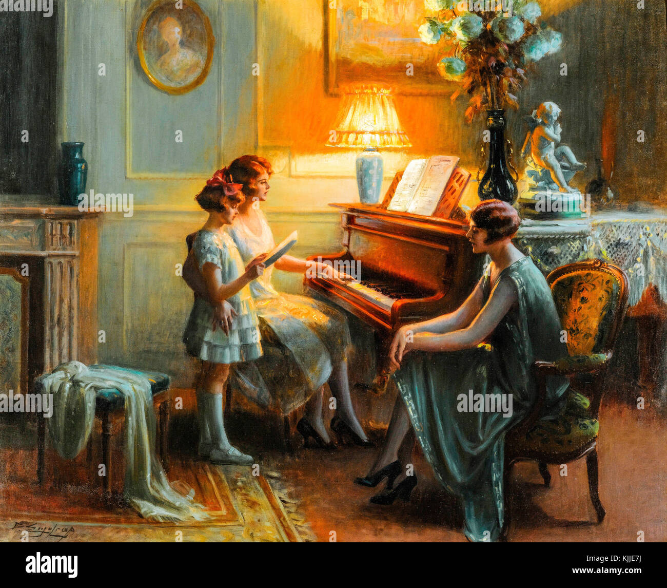 Vom Klavier 1945. Delphin Enjolras. Im Zimmer mit einem Klavier, einem Kamin und einem beleuchteten lampe, zwei Frauen sitzen und ein Mädchen steht. Stockfoto