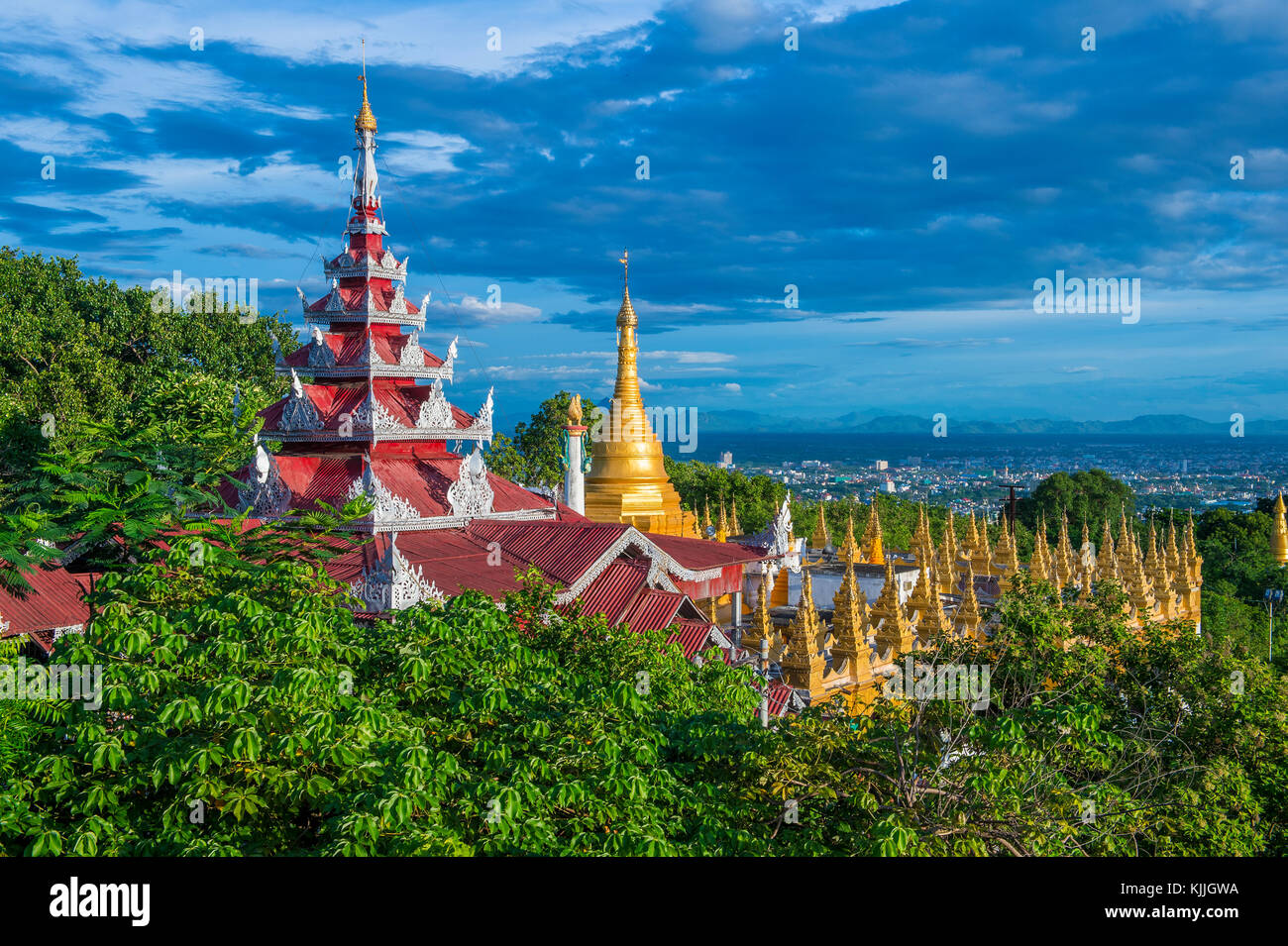 Panoramablick auf Mandalay von der Spitze des Mandalay Hill in Myanmar Stockfoto