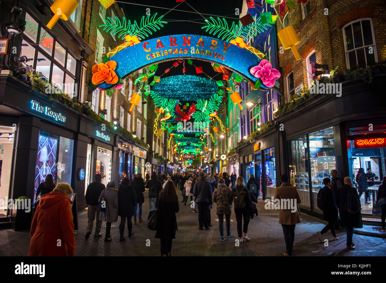 London - November 21, 2017: bunte Weihnachten lichter Carnaby Street im West End Viertel Soho dekorieren. Stockfoto
