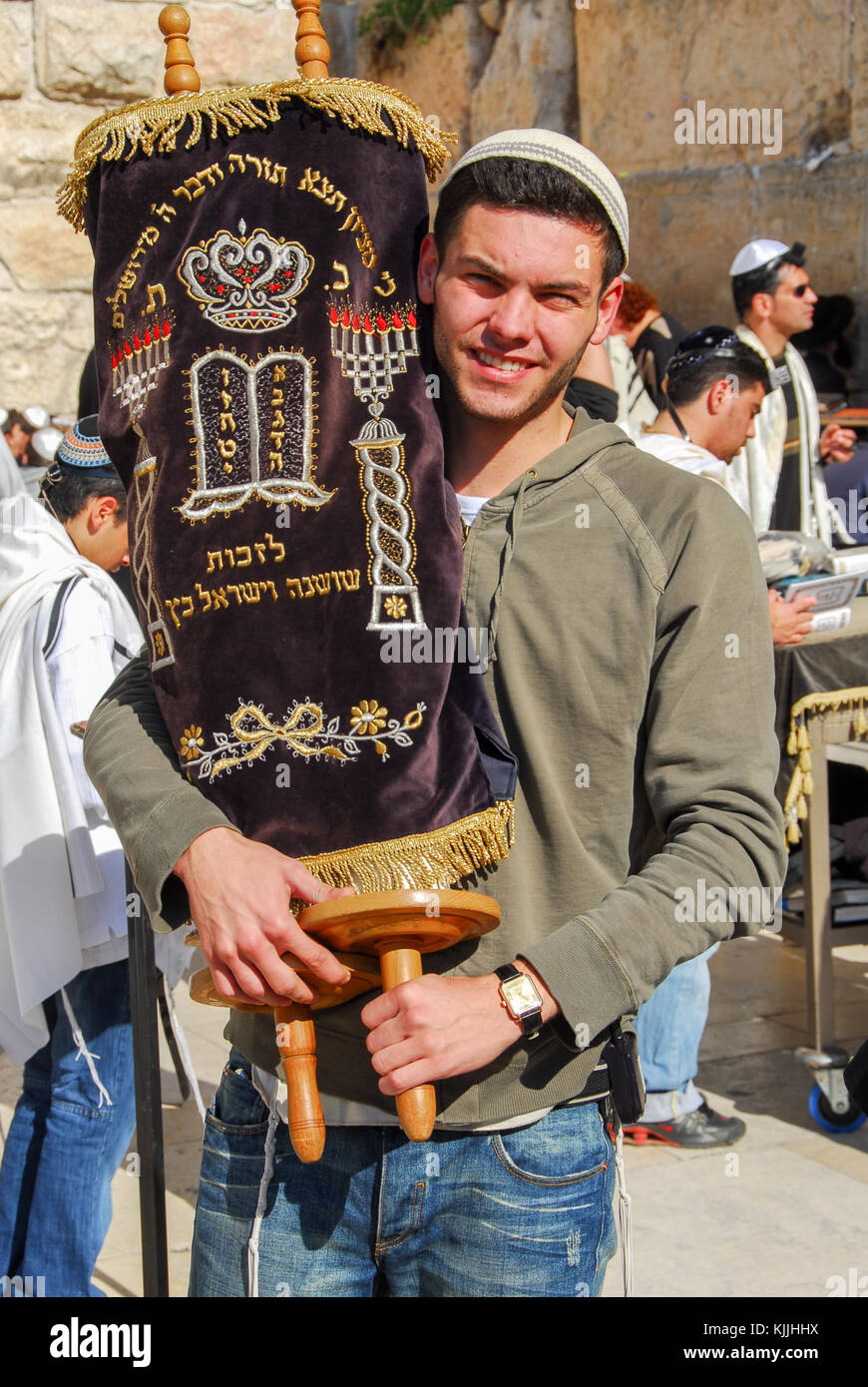 Bar mitzvah boy tora -Fotos und -Bildmaterial in hoher Auflösung – Alamy