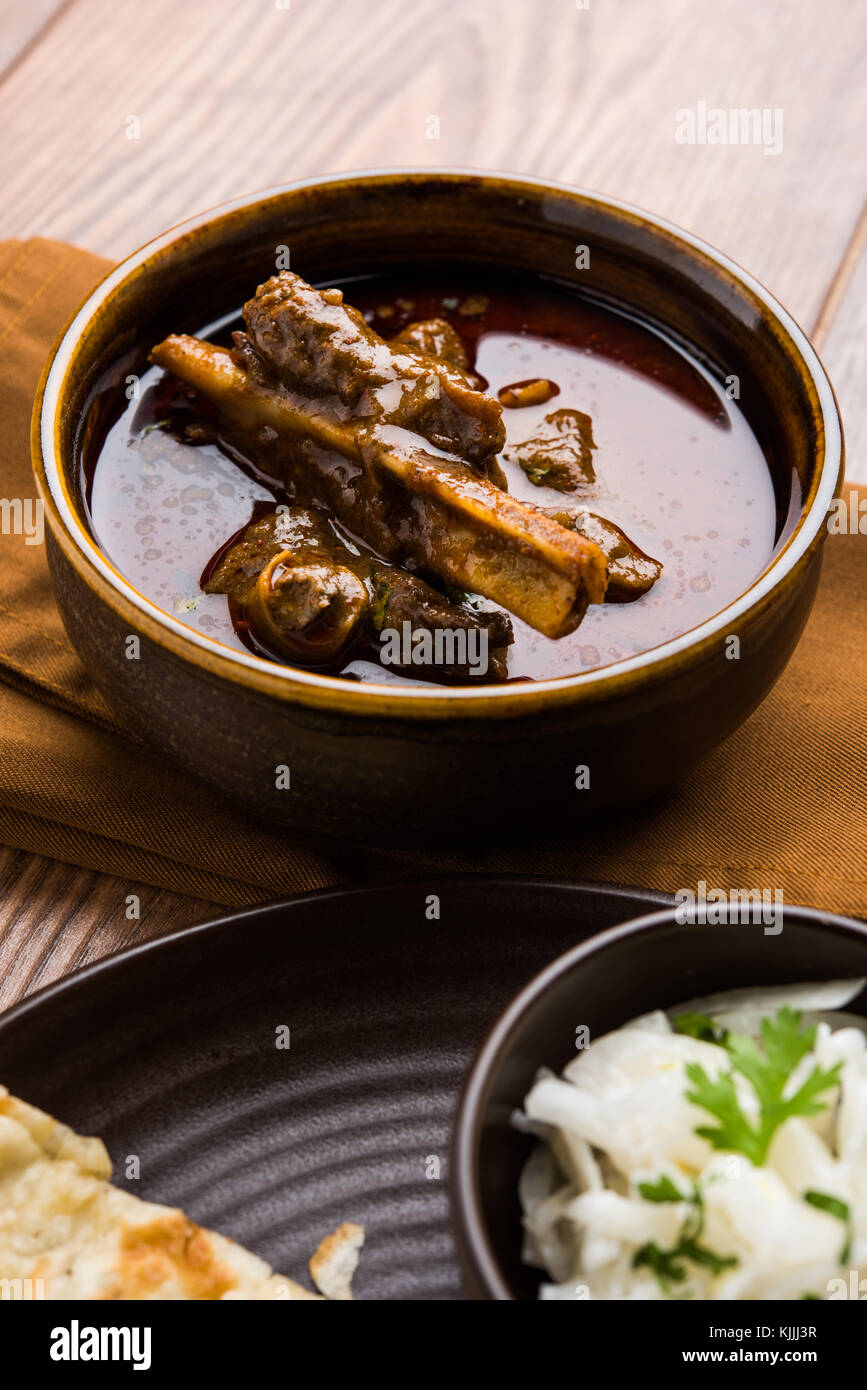 Hammel masala oder Masala gosht oder indische Lamm Rogan Josh mit einigen Gewürzen, serviert mit Naan oder Roti, selektiven Fokus Stockfoto