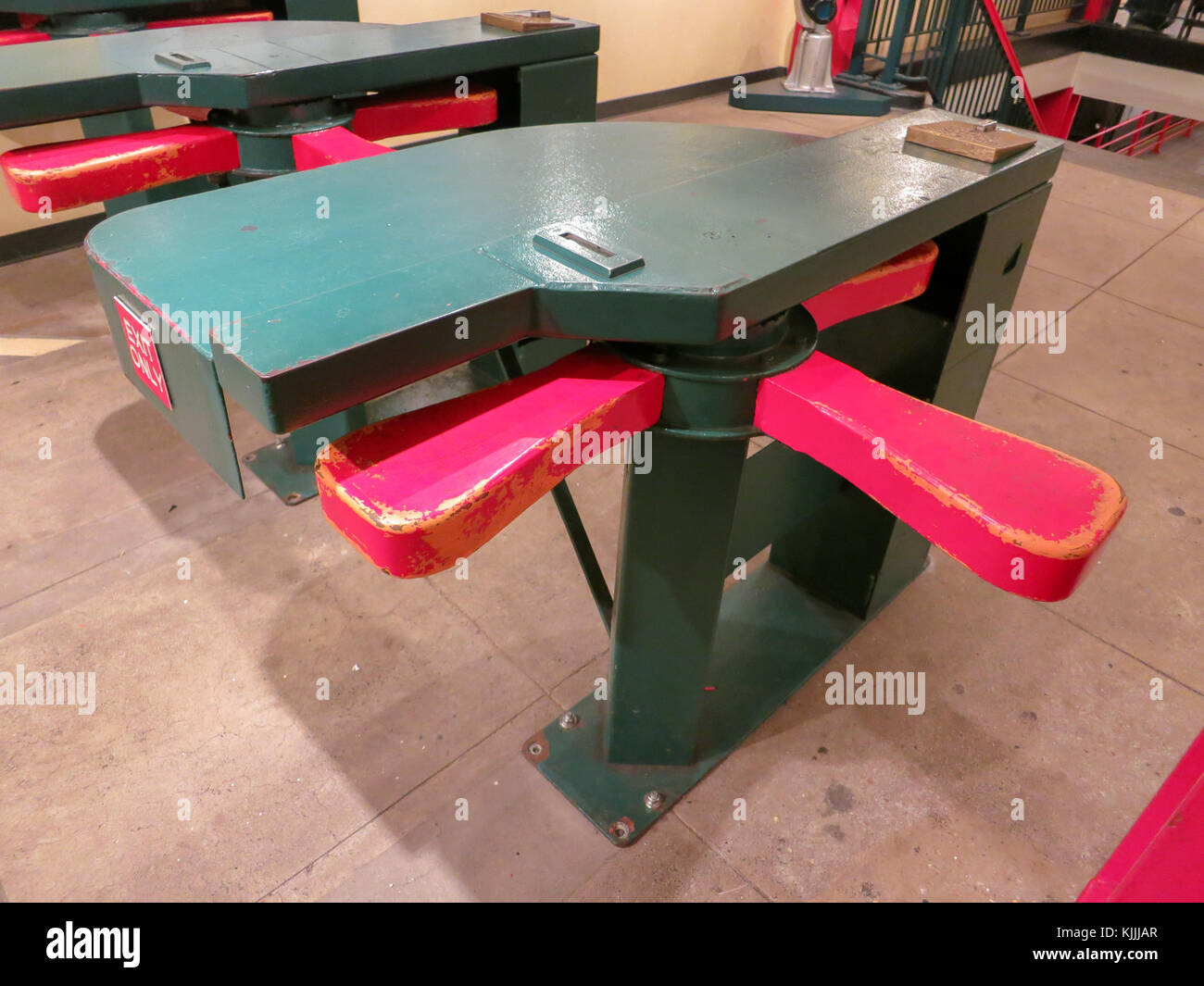 Brooklyn, New York - 15. September 2012: New York Transit Museum mit Vintage Turnstyle. Stockfoto