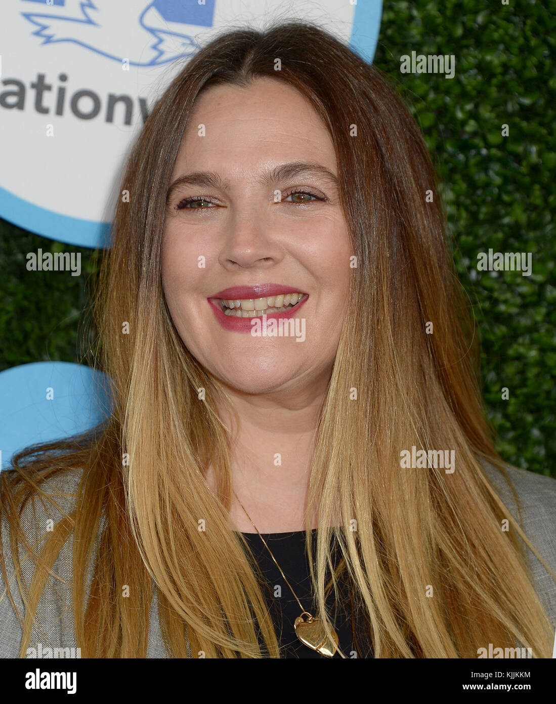 CULVER CITY, CA - APRIL 24: Drew Barrymore nimmt am Safe Kids Day in den Smashbox Studios am 24. April 2016 in Culver City, Kalifornien Teil Stockfoto