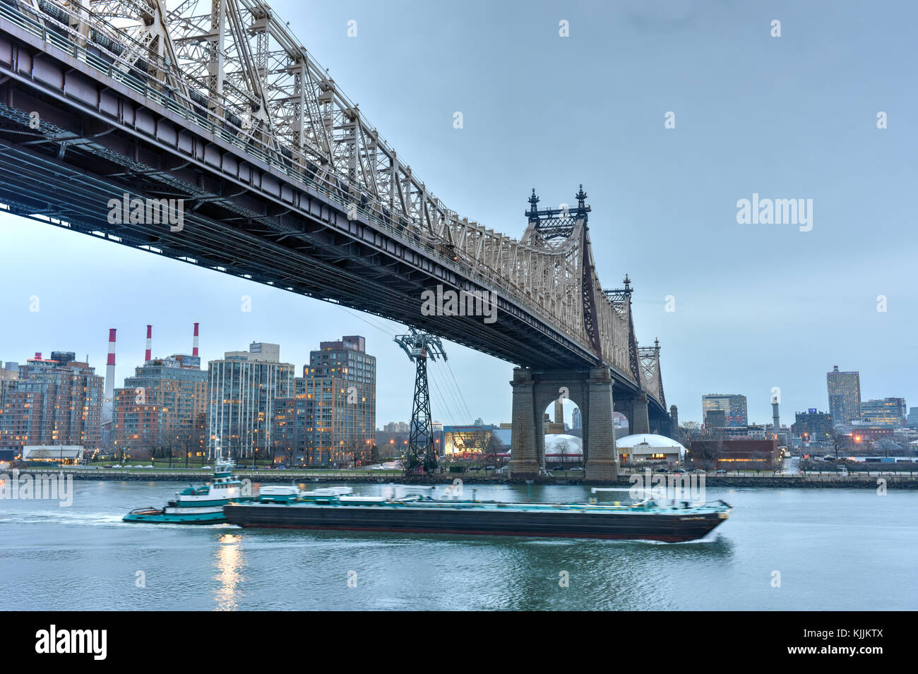 Blick auf die Queensboro Bridge von Manhattan, New York in der Abenddämmerung. Stockfoto