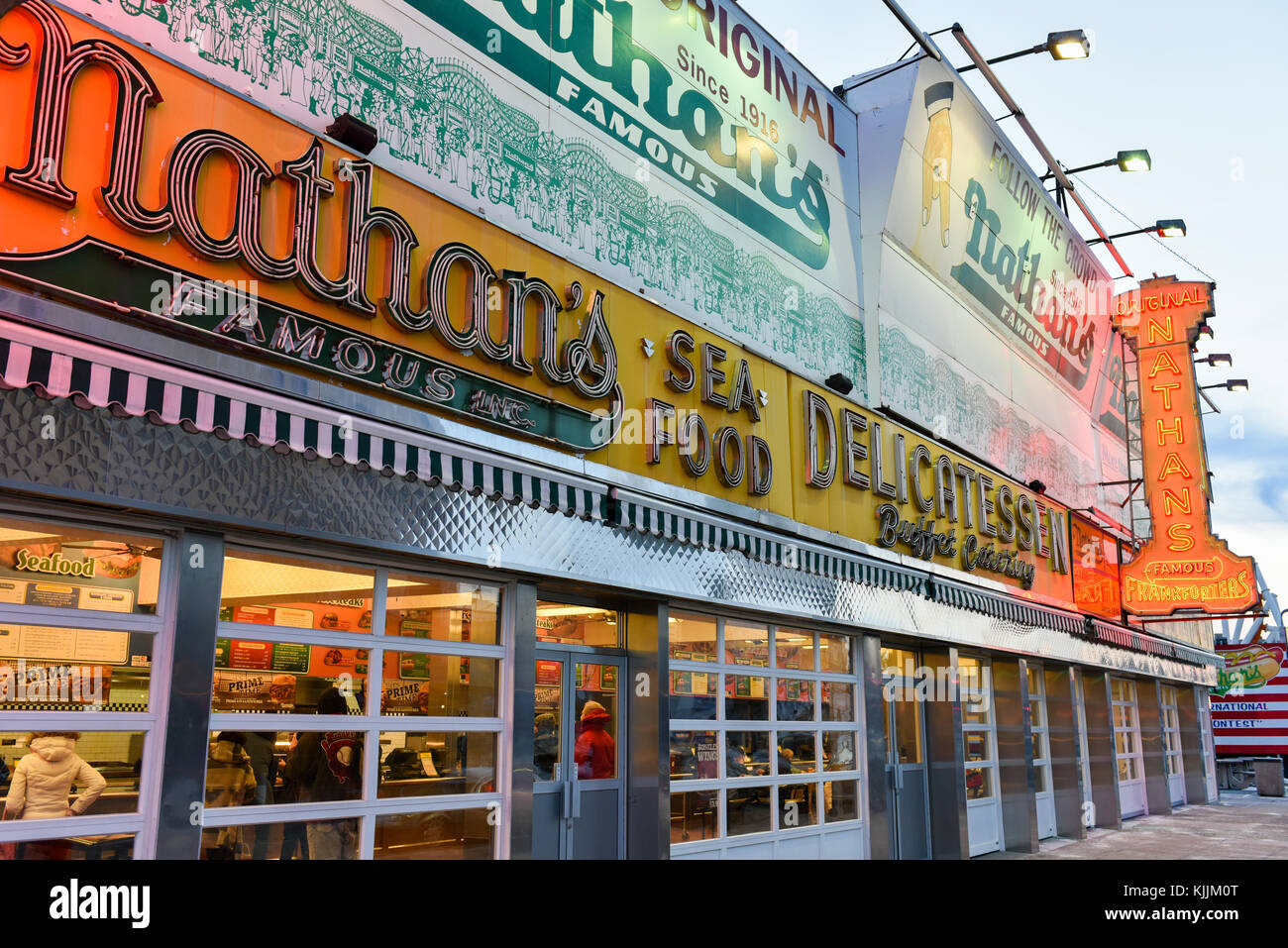 Brooklyn, New York - Januar 1, 2015: die berühmte Nathan Hotdogs ist ein historisches Wahrzeichen und Tradition auf Coney Island in Brooklyn, New York. Stockfoto