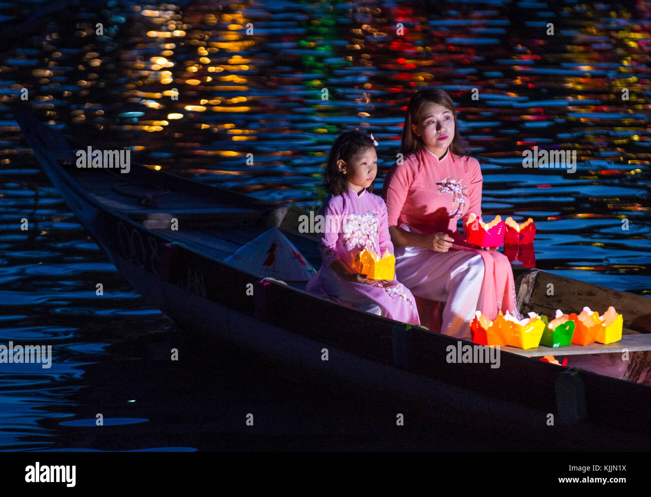 Vietnamesische Mutter und Tochter holding Laternen vor Ihnen droping in den Fluss in Hoi An Vietnam Stockfoto