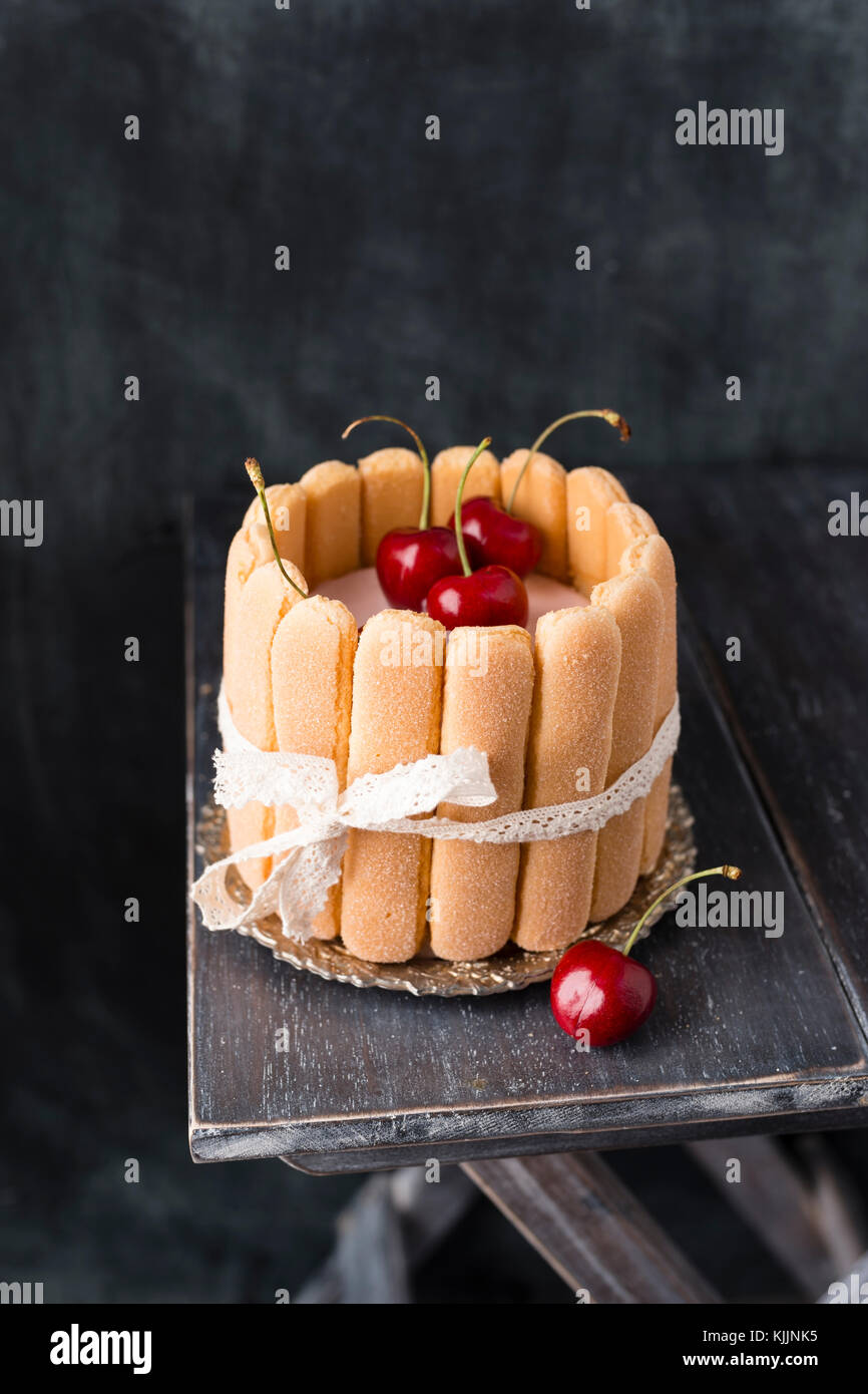Hausgemachten Kirschkuchen mit löffelbiskuits Stockfoto