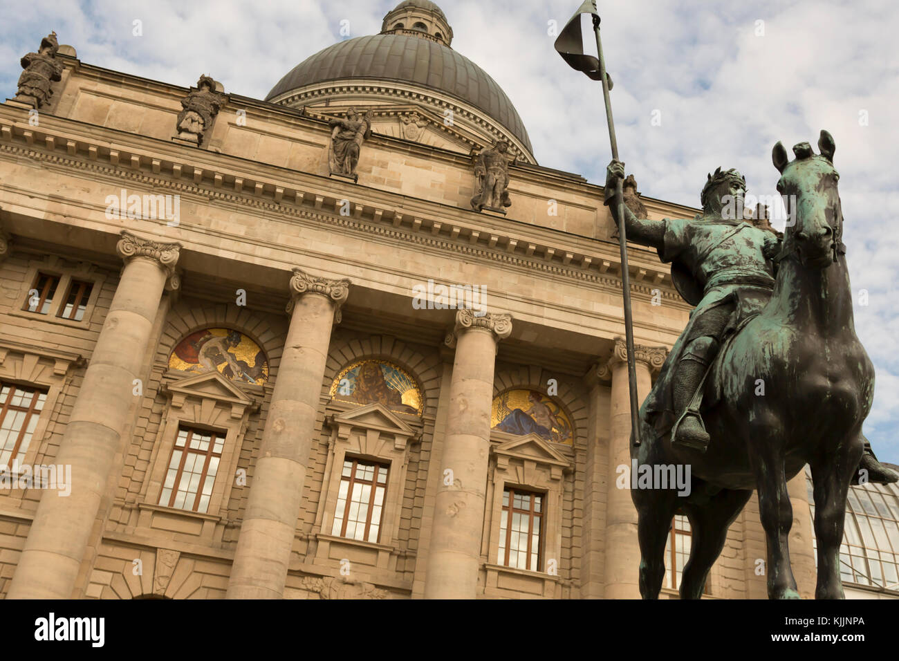 Deutschland, München, Bayerische Staatskanzlei und Reiterstandbild von Otto von Wittelsbach Stockfoto
