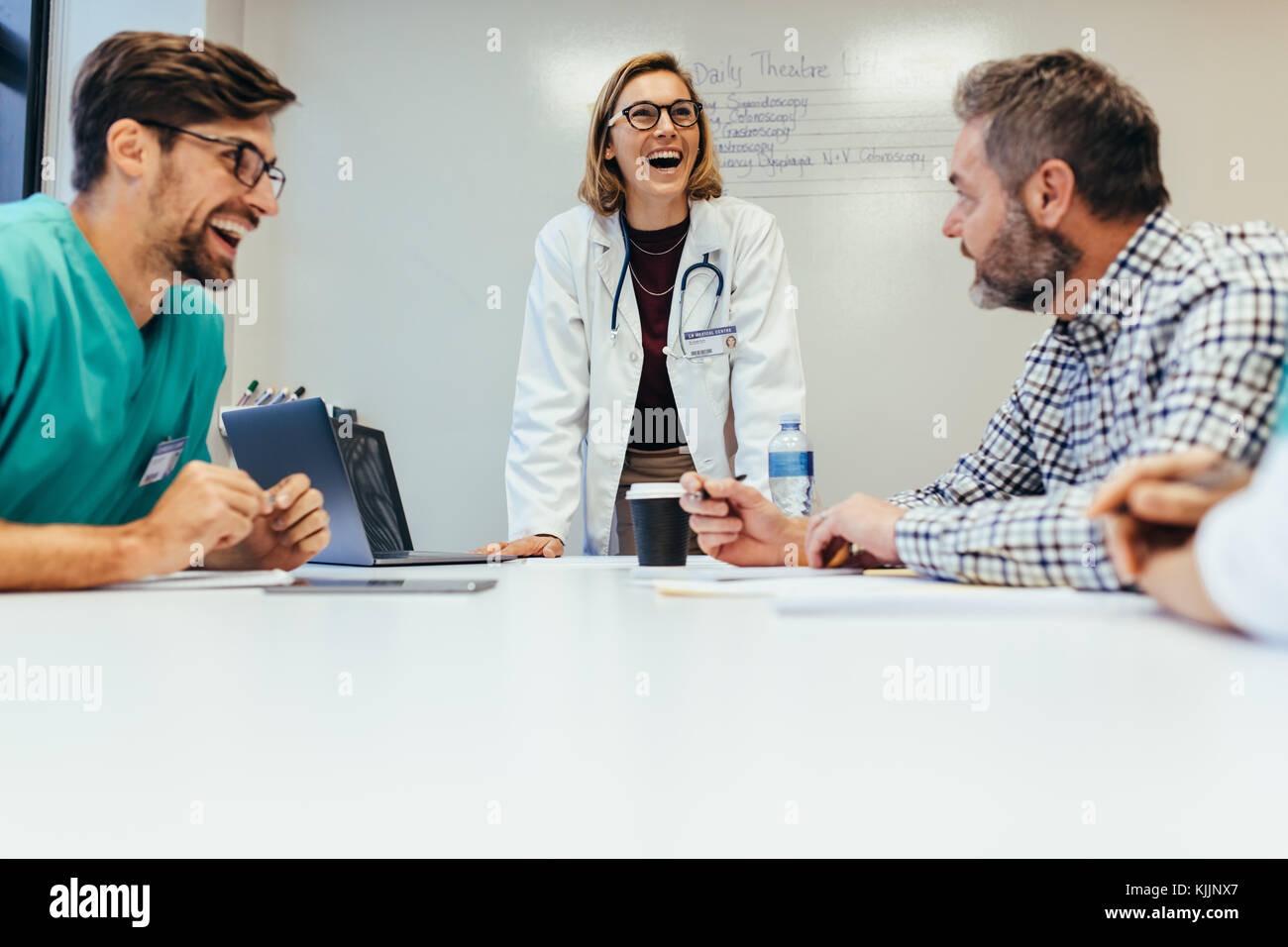 Happy Team von medizinischen Fachkräften während der Sitzung lächelnd. Besprechung im Krankenhaus. Stockfoto