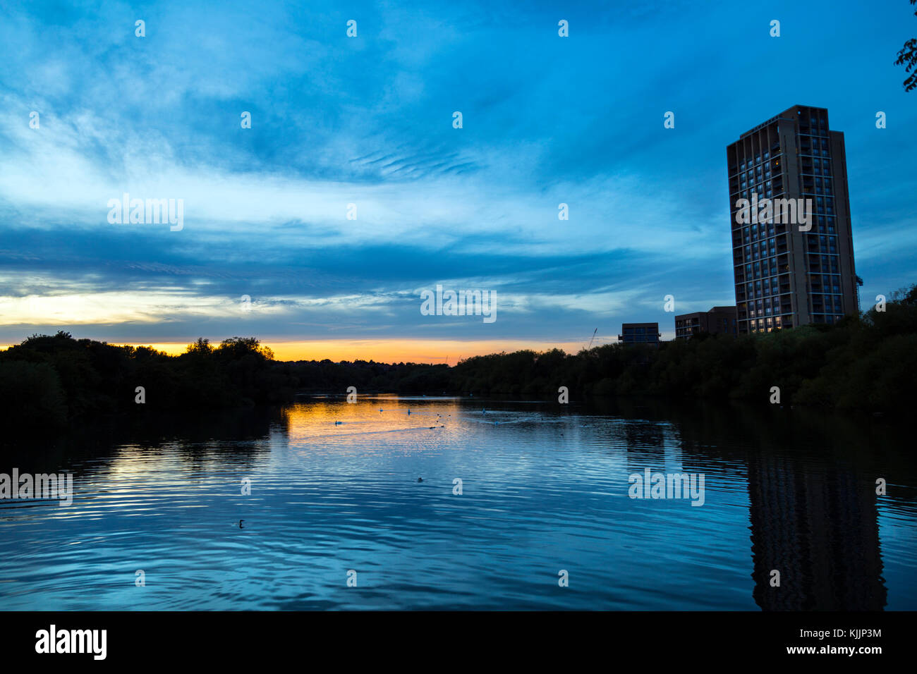 Tower Block (Hawfinch House) mit Blick auf den Brent Reservoir, London, Großbritannien Stockfoto