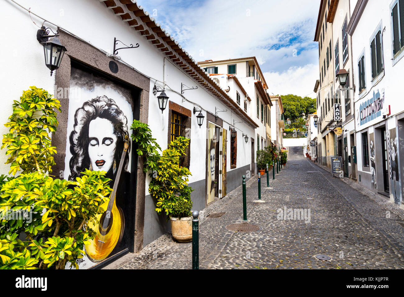 Porträt eines Fado-Sängers mit portugiesischer Gitarre im Fernsehen. das Torres, Funchals Altstadt, Madeira, Portugal Stockfoto